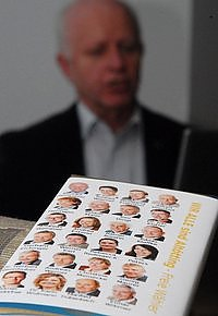 Auch das Abkupfern war Thema bei der Wahlveranstaltung der Freien Wähler (im Bild Konrad Heuwieser, der den Rückblick präsentierte). Dass man sich den Spickzettel für den Urnengang am 16. März in Schokoladenform von den FW-Freunden in Neuötting abgeschaut habe, wurde zugegeben, dass man sich beim Wahlslogan bei der CSU bedient habe, zurückgewiesen.