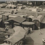     Hofdultbereich vor dem großen Bierzelt in Richtung Burghauser Str. gesehen.     Foto: Zahradnik, ca. 1960